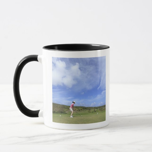 Frau, die Golf spielt Tasse (Links)