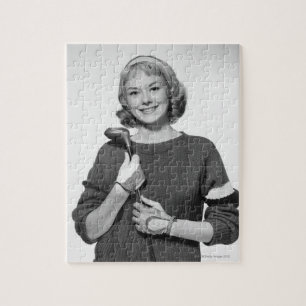 Frau, die Golfclub hält Puzzle