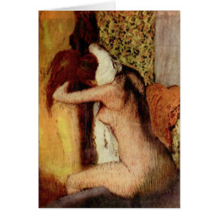 Frau, die ihren Hals trocknet