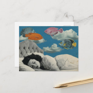 Frau, die im Ozean aus Wolken und Fischen schläft Postkarte