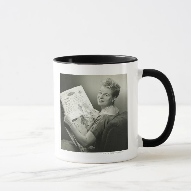 Frau, die im Stuhl sitzt Tasse (Rechts)