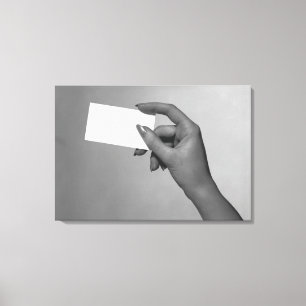 Frau, die Karte hält Leinwanddruck