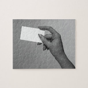 Frau, die Karte hält Puzzle