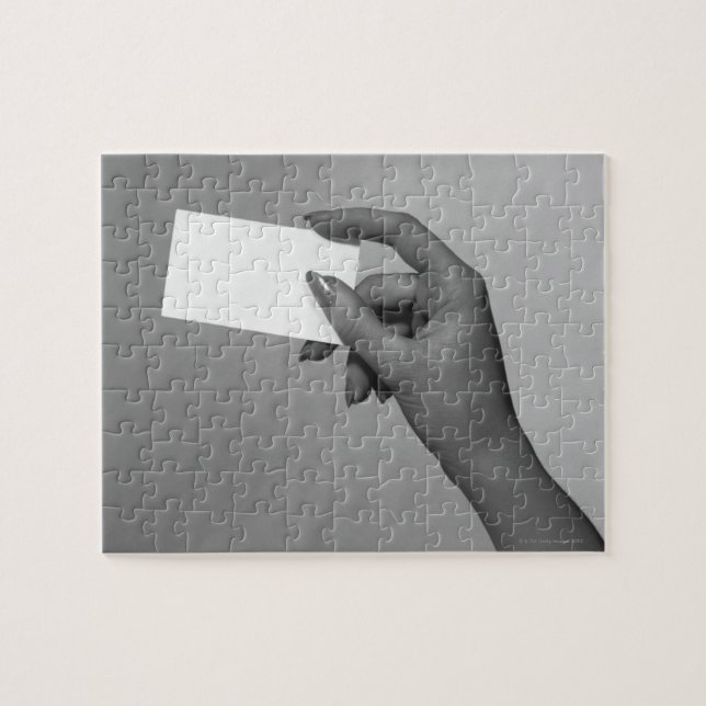 Frau, die Karte hält Puzzle (Horizontal)