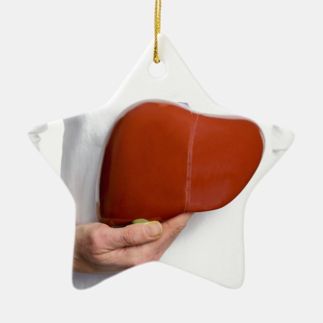 Frau, die menschliches Lebermodell am weißen Keramikornament (Vorne)