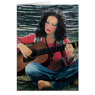 Frau, die mit Akustikgitarre Musik spielt