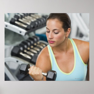 Frau, die mit Dumbbells trainiert Poster