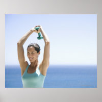 Frau, die mit Gewichten auf ihrem Dach ausübt