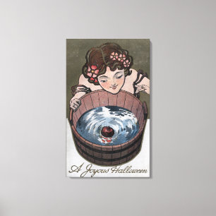 Frau, die nach Holzfass schaut Leinwanddruck