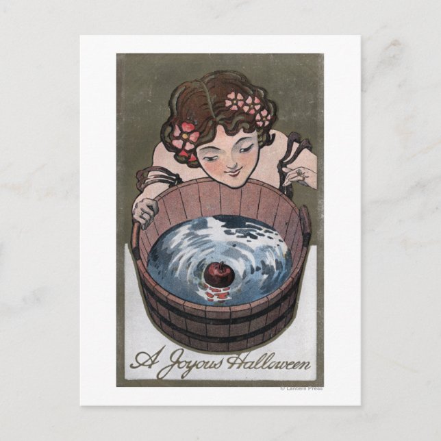 Frau, die nach Holzfass schaut Postkarte (Vorderseite)