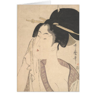 Frau, die nach ihrem Bad sich entspannt