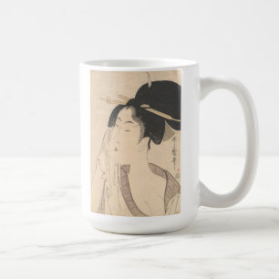 Frau, die nach ihrem Bad sich entspannt Tasse