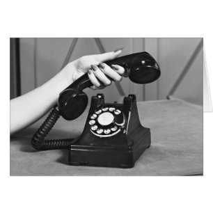 Frau, die oben das Telefon nah von der Hand