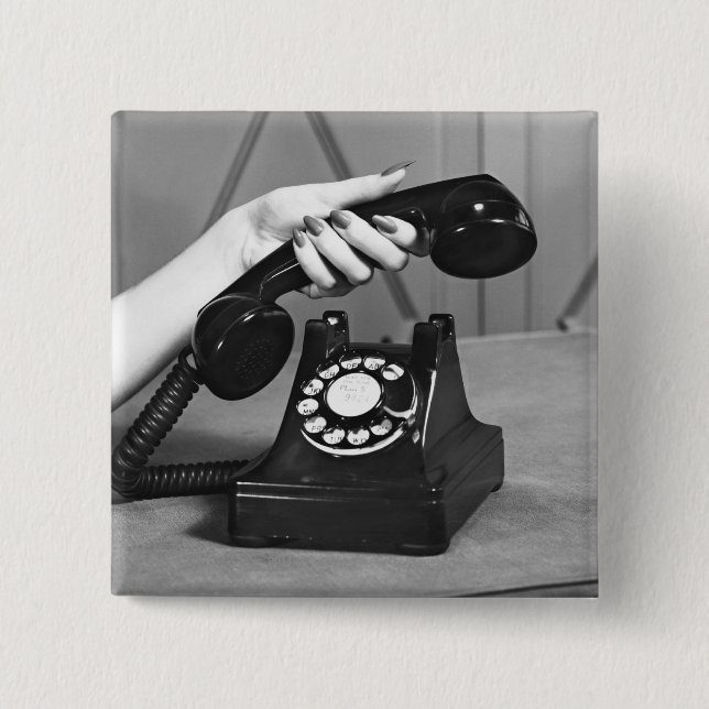 Frau, die oben das Telefon nah von der Hand Button (Vorderseite)