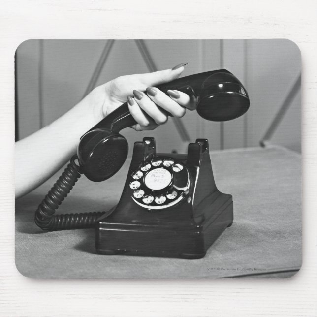 Frau, die oben das Telefon nah von der Hand Mousepad (Vorne)