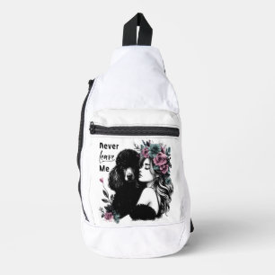 Frau, die Poodle mit Blume umarmt Crossbody Bag