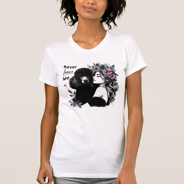 Frau, die Poodle mit Blume umarmt T-Shirt (Vorderseite)