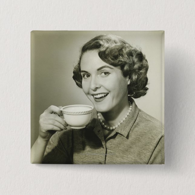 Frau, die Schalen hält Button (Vorderseite)