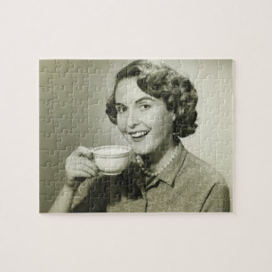 Frau, die Schalen hält Puzzle