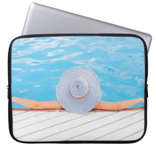 Frau, die sich auf weißer Betonoberfläche neben Sw Laptopschutzhülle