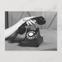 Frau, die sich das Handy nah abholt