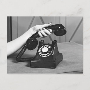 Frau, die sich das Handy nah abholt Postkarte