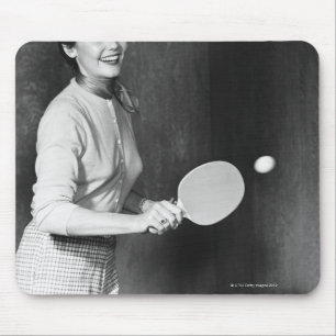 Frau, die Tischtennis spielt Mousepad