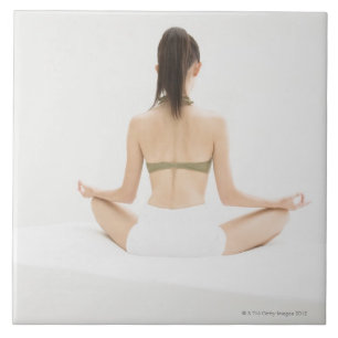 Frau, die Yoga tut Fliese