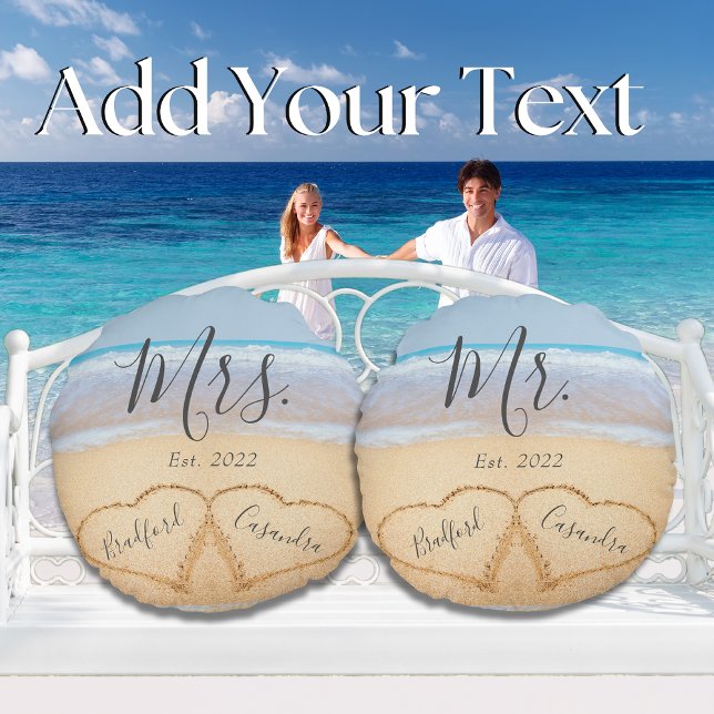 Frau Dusty Blue Beach Couples Hearts Sand Rundes Kissen (Von Creator hochgeladen)