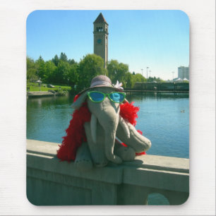 Frau Ella im Park Mousepad