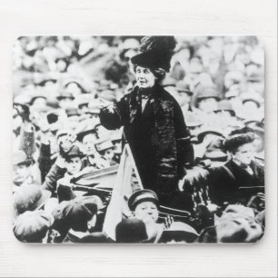 Frau Emmeline Pankhurst Addressing eine Menge Mousepad