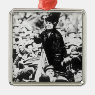 Frau Emmeline Pankhurst Addressing eine Menge Ornament Aus Metall