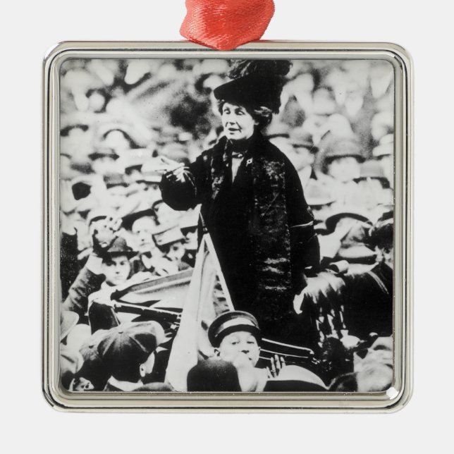Frau Emmeline Pankhurst Addressing eine Menge Ornament Aus Metall (Vorne)
