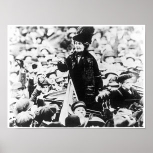 Frau Emmeline Pankhurst bei einer Ansprache an ein Poster