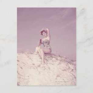 Frau entspannt am Strand Postkarte