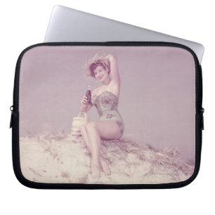 Frau entspannt sich am Strand Laptopschutzhülle