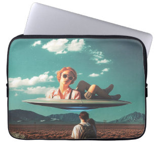 Frau entspannt sich auf einem UFO in der Wüste Laptopschutzhülle