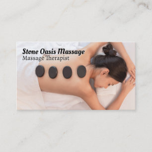 Frau erhält eine Steinmassage im Spa Visitenkarte
