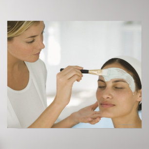 Frau erhält Schönheitsschlammmaske Poster