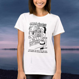 Frau erkundigt sich in einer Buchhandlung T-Shirt