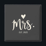 Frau Est. 2025 Ehemännisch Bride Verlobung Wedding Magnet<br><div class="desc">Ehemann,  Ehepaar,  Hochzeitsankündigung,  Braut,  Heiratsmilestone,  schwammige Vibes,  est. 2025,  Liebe feiern,  Bridal Reise,  Verlobung Freude,  Hochzeitsplanung.</div>