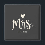 Frau Est. 2025 Ehemännisch Bride Verlobung Wedding Magnet<br><div class="desc">Ehemann,  Ehepaar,  Hochzeitsankündigung,  Braut,  Heiratsmilestone,  schwammige Vibes,  est. 2025,  Liebe feiern,  Bridal Reise,  Verlobung Freude,  Hochzeitsplanung.</div>