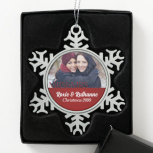 Frau & Frau Lesbian Ehe Red Damask Foto Schneeflocken Zinn-Ornament