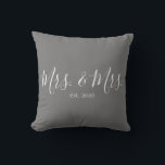 Frau & Frau Throw Pillow für das neue Jahr Kissen<br><div class="desc">Frau und Frau Wurfkissen personalisiert mit dem Jahr der Hochzeit macht eine niedliche Hochzeit oder Jubiläumsgeschenk.</div>
