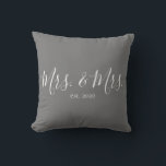 Frau & Frau Throw Pillow für das neue Jahr Kissen<br><div class="desc">Frau und Frau Wurfkissen personalisiert mit dem Jahr der Hochzeit macht eine niedliche Hochzeit oder Jubiläumsgeschenk.</div>