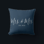 Frau & Frau Throw Pillow zum neuen Jahrestag Kissen<br><div class="desc">Das mit dem Hochzeitjahr personalisierte Kopfkissen von Mr. und Mrs. throw macht eine niedliche Hochzeit oder ein Jubiläumsgeschenk.</div>