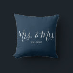 Frau & Frau Throw Pillow zum neuen Jahrestag Kissen<br><div class="desc">Das mit dem Hochzeitjahr personalisierte Kopfkissen von Mr. und Mrs. throw macht eine niedliche Hochzeit oder ein Jubiläumsgeschenk.</div>