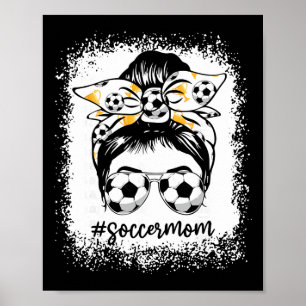 Frau Fußballmutter mit gebleichtem Haar und unorde Poster