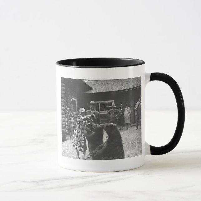 Frau füttert Bären. Tasse (Rechts)