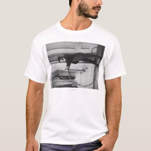 Frau gekleidet als Mann mit Fahrrad-Fotografie T-Shirt